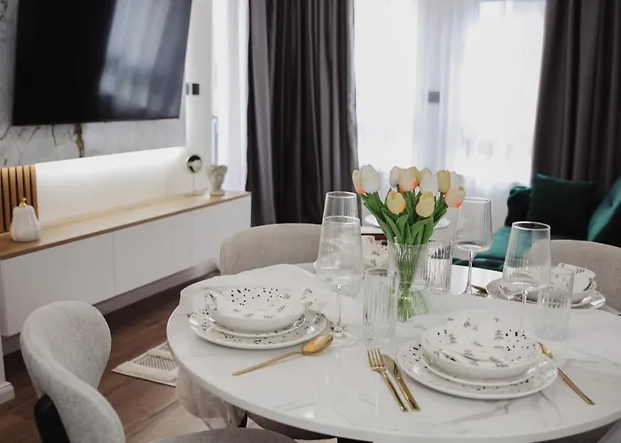 Monet Apartment Pale